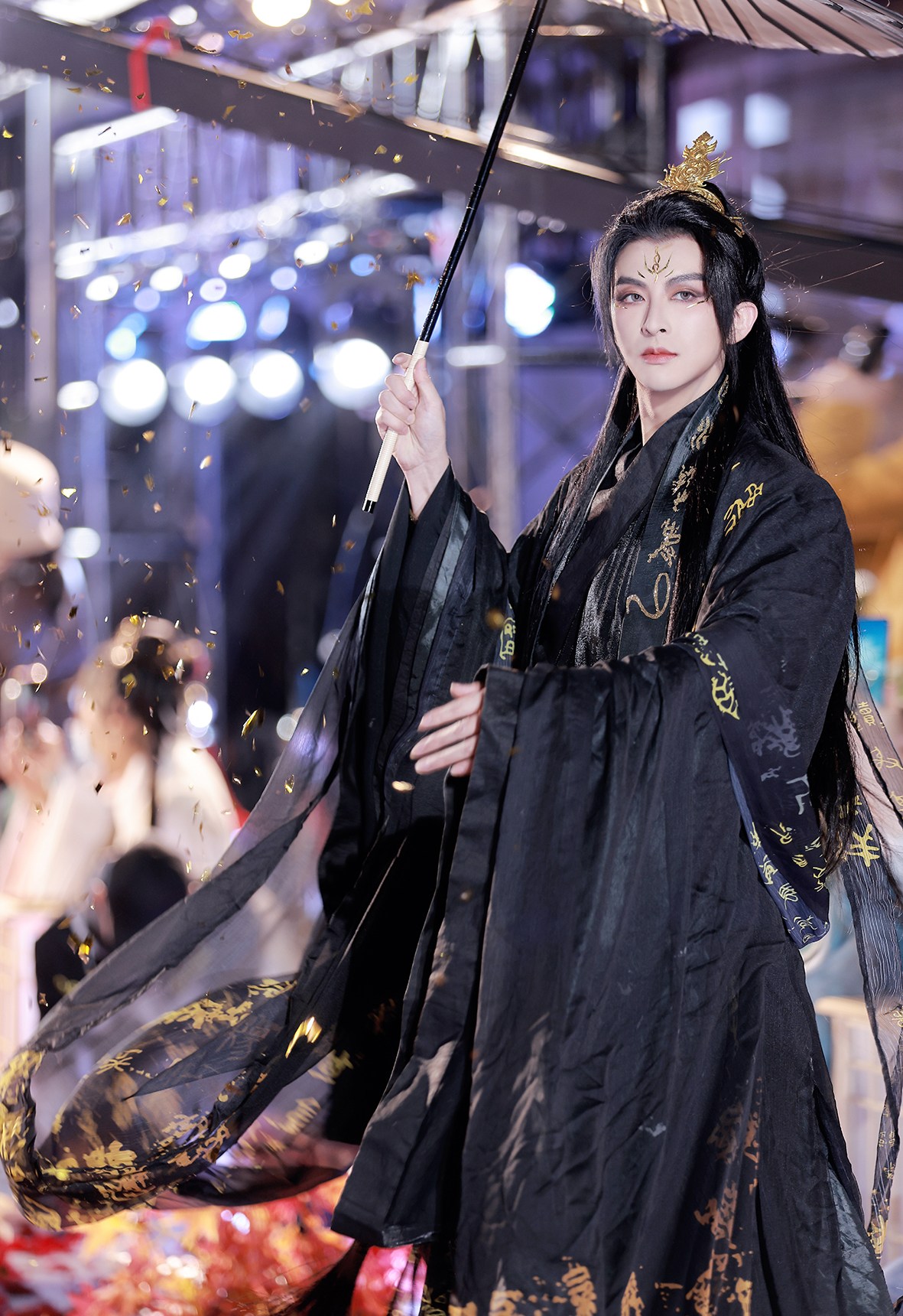 小梦不愧是知名coser,穿上汉服像是传闻中的蛊王,爱了爱了